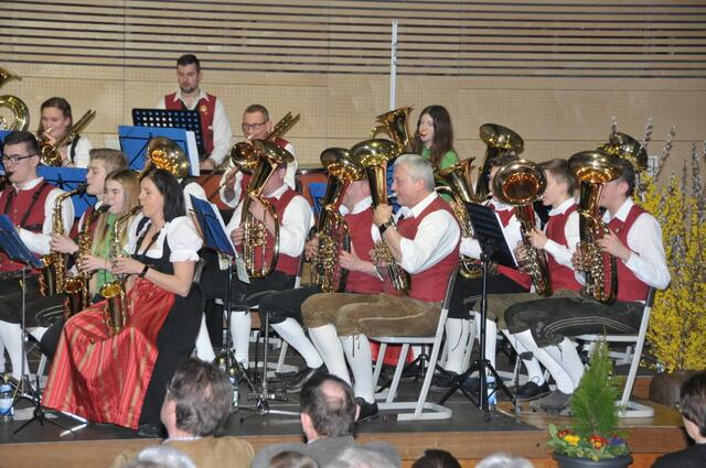 die 63 Musikanten der SGL-Werkskapelle beim traditionellen Jahreskonzert | Foto: Thomas Träger