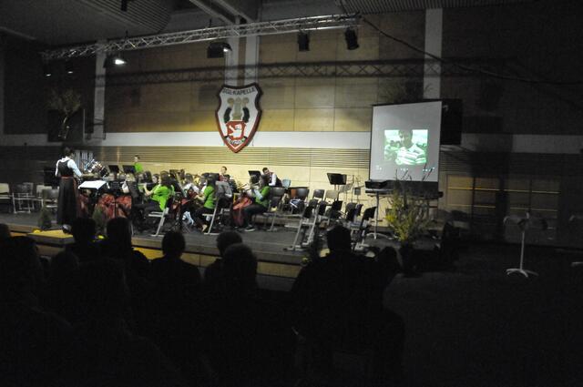 "See you" - mit dieser musikalischen Überraschung und tollen Bildern aus den letzten 10 Jahren verabschiedete sich die Jugendkapelle bei Florian Helgemeir | Foto: Thomas Träger