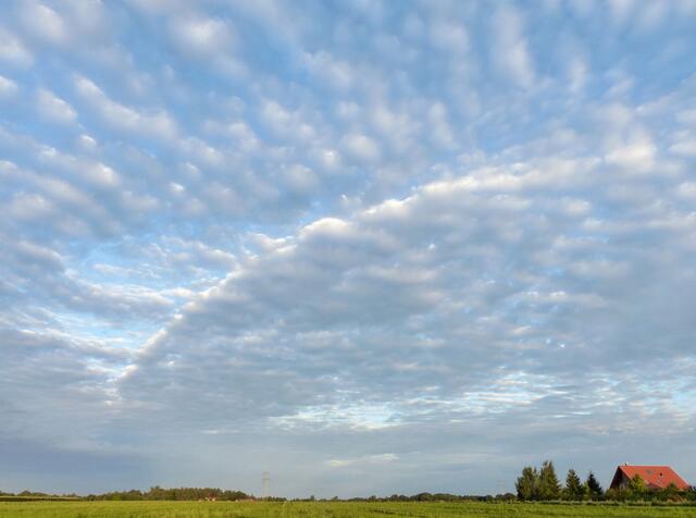 Ein unvergessenes Himmelsbild! Eines jener Bilder, welches für alle Zeit in der Erinnerung haften bleibt. Am Dorfrand von Kleinburgwedel wurde diese faszinierende Wolkenformation während einer frühmorgendlichen Radtour aufgenommen. Es war der 5. August 2017 um 6.27 Uhr. Der passende Himmel für meinen damaligen Urlaubsbeginn!