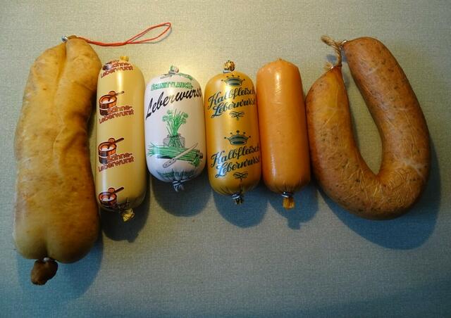 Verschiedene Thüringer Leberwurstsorten (v. l. n. r: Gutsleberwurst, Sahneleberwurst, Schnittlauchleberwurst, Kalbfleischleberwurst, Mett fein, Hausmacherleberwurst)