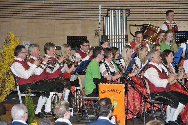 die 63 Musikanten der SGL-Werkskapelle beim traditionellen Jahreskonzert | Foto: Thomas Träger