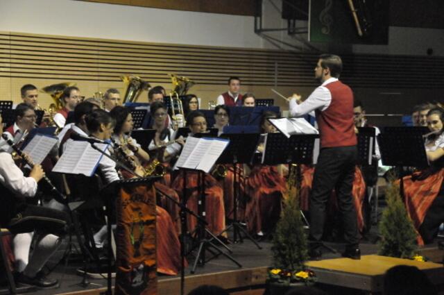 die 63 Musikanten der SGL-Werkskapelle beim traditionellen Jahreskonzert | Foto: Thomas Träger