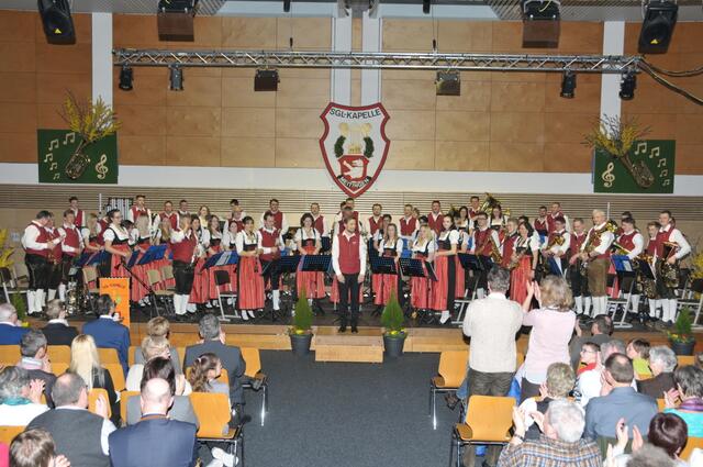 die 63 Musikanten der SGL-Werkskapelle beim traditionellen Jahreskonzert | Foto: Thomas Träger