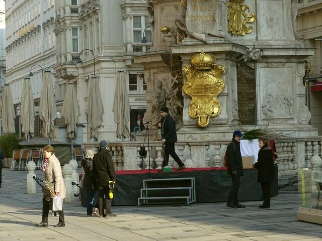 Palmsonntag 2018 im Wiener Stephansdom - Der Altar wird vorbereitet.