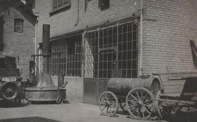 Glühofen und der Jauchewagen im Innenhof