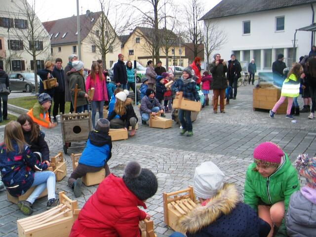 Während des Rätschens auf dem Ellgauer Dorfplatz vor dem Rathaus.