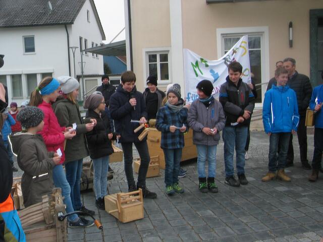 Für die Eröffnung der diözesanen Rätschaktion auf dem Ellgauer Dorfplatz hatten die Ministranten einen "Mini-Rap" einstudiert.