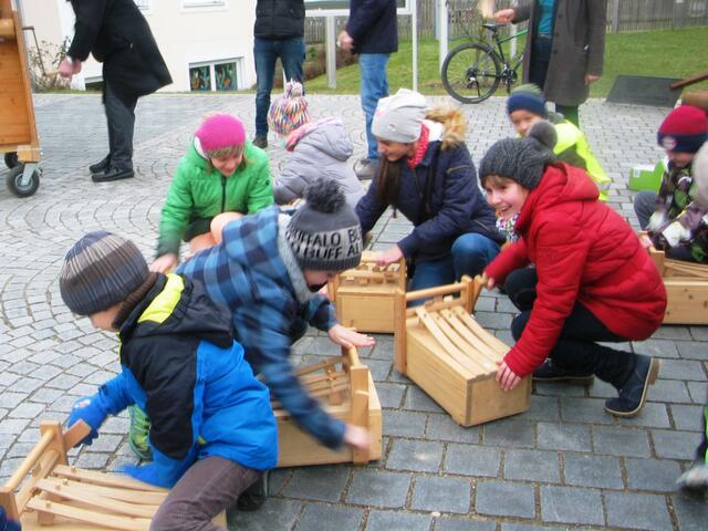 Die Ministranten hatten ihre Rätschen mitgebracht.