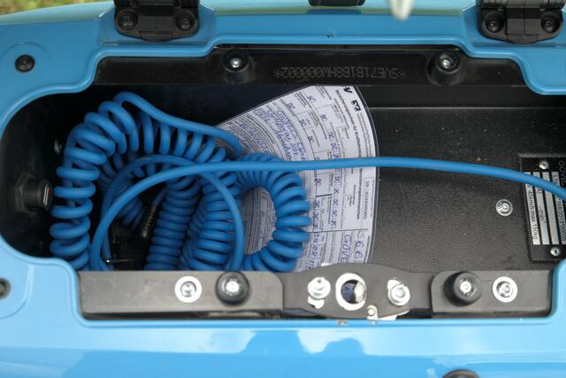 – Ladegerät und fünf Meter langes Ladekabel sind fest verbaut. | Foto: © Rudolf Huber/mid /TRDmobil