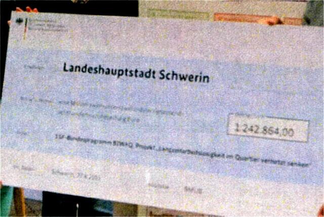 Der "Scheck" über 1.242,864,00 Euro