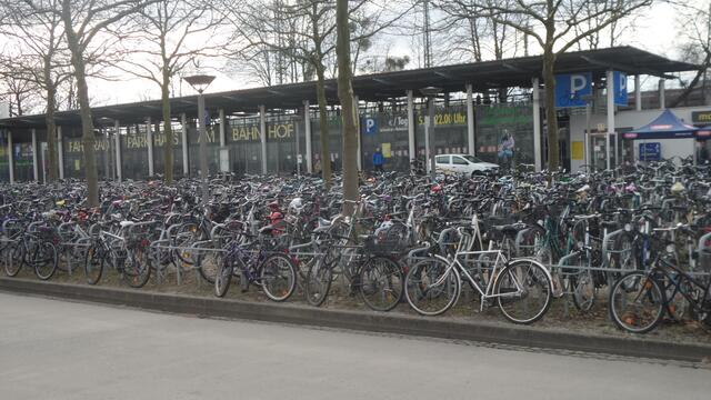 Die Fahrrad-Garage am Hauptbahnhof in Göttingen bietet 2.800 überdachte Abstellplätze für Fahrräder. Im nächsten Bild ...