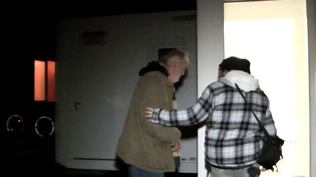 Rolf am Tag seines Einzugs im Wohncontainer an der Petruskirche (12.12.2017)