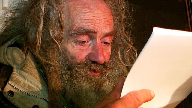 Gibt es nicht mehr auf Papier - den Obdachlosen Klaus Walter (62). Die Krankenkasse hat seine Daten einfach gelöscht ...