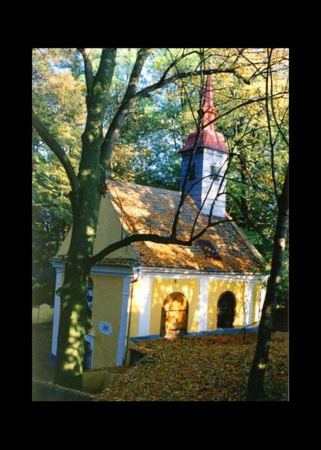 Die Bründlkapelle an einem Herbsttag.