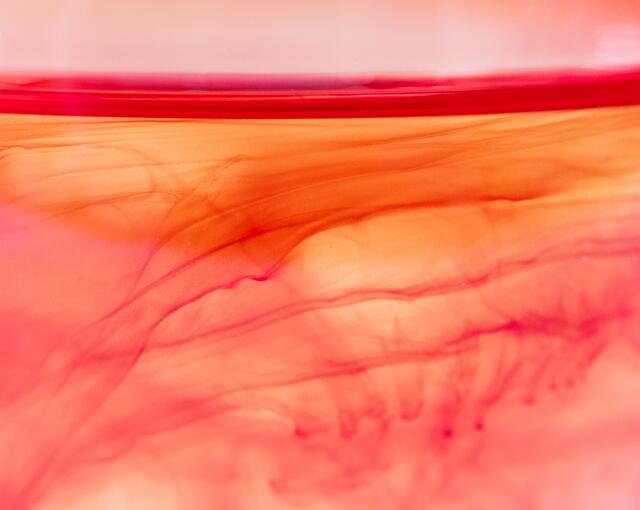 Rote Acrylfarbe im Glas