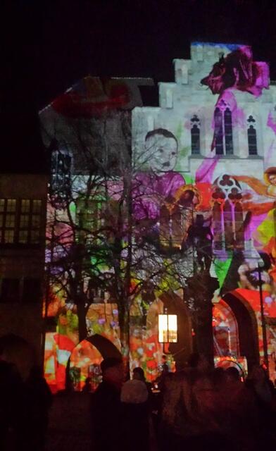 Rathaus, im Vordergrund Rolandsbrunnen