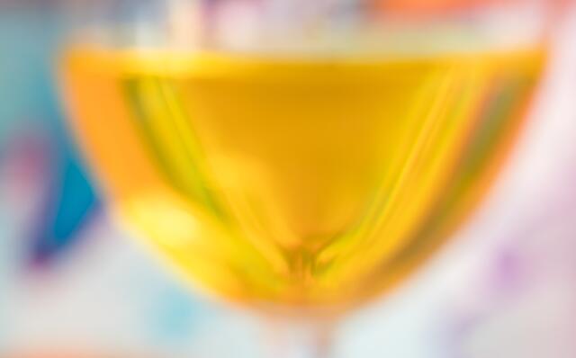 Gelbe Acrylfarbe im Weinglas