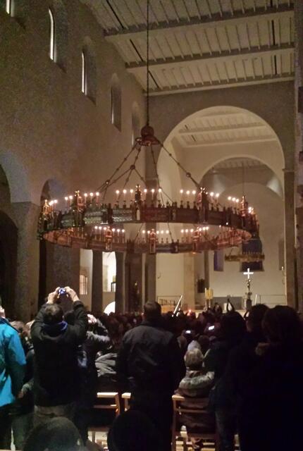 Dom voller Menschen, weil soeben der Radleuchter angezündet wurde