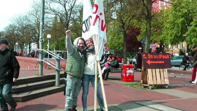 Die hauptsächlich aus dem Internet heraus tätige Helfer-Gruppe möchte obdachlosen Menschen helfen eine Bleibe zu finden und bei der Suche nach geeigneten Unterbringungsmöglichkeiten mitwirken. Dies kann beispielsweise durch posten geeigneter Angebote oder durch Anstrengung konkreter Vermittlungsversuche geschehen. Beispiel hier:  --> 
https://www.facebook.com/groups/HamburgerObdachlose/permalink/531763373841188/