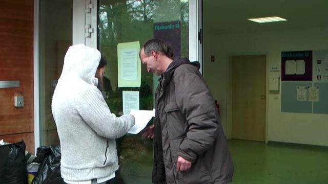 Wir von unserer privaten Bürgerinitiative wollten deshalb Jemanden aufnehmen, der am 1. November keinen Container bekommen hat, der also leer ausging und ohne weitere Hilfen auf der Strecke bliebe.