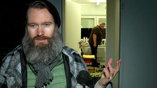 Wer länger ohne Reglement von außen lebte - und die meisten Obdachlosen taten dies - wird sich nur schwer an Regeln halten können und schon gar nicht von jetzt auf gleich. Regeln einhalten zu können, muss oft ganz neu wieder erlernt werden und viele werfen auf dem Weg dahin schon das Handtuch. Nicht Wenige schlafen dann lieber draußen, als sich den Mitbewohnern einer Massenunterkunft zu ergeben.
http://www.hamburg1.de/nachrichten/33612/Bolle_freut_sich_ueber_neue_Unterkunft.html