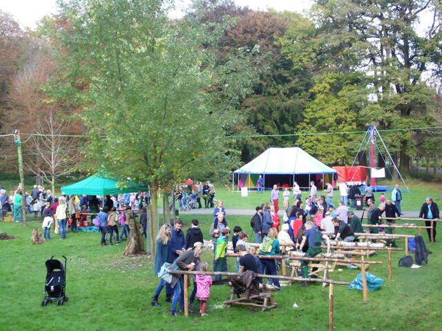 Dann findet im Oktober das Tiergartenfest statt. Ein buntes Treiben überall im Park.