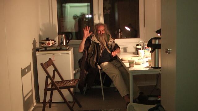 +++ Grüße von Klaus +++ Auch ihn haben wir nicht vergessen. Es war uns sogar gelungen, Klaus in einer Art Pflegeheim unterzubringen. Lange Zeit hatte er dort eine sichere Bleibe und wurde umsorgt, bis das Personal wechselte und er sich nicht mehr verstanden fühlte. Wir arbeiten bereits an einer Folge-Lösung auch für ihn. Hier das Update zu Klaus in 2018 -->
https://www.facebook.com/notes/max-bryan/-neues-von-klaus-/1754265387924702/