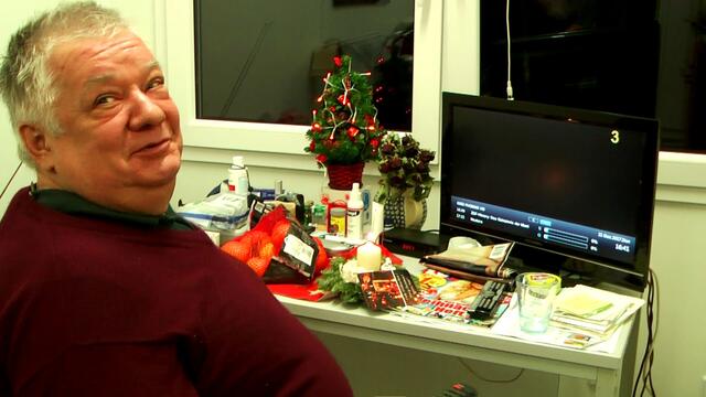 \\ So glücklich ist "Bolle" im Container /// https://www.youtube.com/watch?v=_j1K3e6Q_mI
Inzwischen ist Bolle voll integriert. Betätigt sich im Garten der Gemeinde und bekommt mindestens eine warme Mahlzeit am Tag. Das ist mehr, als Bolle zuletzt hatte und so ist dieser Container "wie ein Paradies" für ihn. Es ist immer wieder ergreifend mitzuerleben, wie Menschen, die kaum was haben, so dankbar sind.