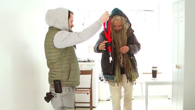 Zielgruppe 55+ Unsere Container sind speziell älteren Obdachlosen vorbehalten. Menschen, die es schwerer haben als jeder Andere den Winter zu überstehen, weil sie vielleicht auch nicht mehr so gut zu Fuß sind und das ständige rein und raus jeden Morgen und das Pendeln vom städtischen Winternotprogramm in die Tagesaufenthaltsstätte und zurück nicht mehr so gut verkraften.