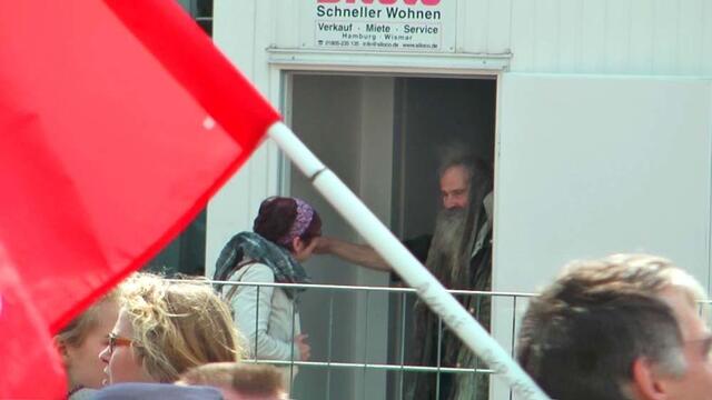 Aufgabe war und ist es, einen möglichst niedrigschwelligen Zugang beispielsweise auch zu Wohncontainern zu ermöglichen. Das bedeutet, bedingungslose Aufnahme von Bedürftigen - auch ohne ganztägig!!! Anders als im städtischen Winternotprogramm müssen die Obdachlosen bei uns nicht jeden Morgen vor die Tür!!! --> https://www.hinzundkunzt.de/faktencheck-winternotprogramm/