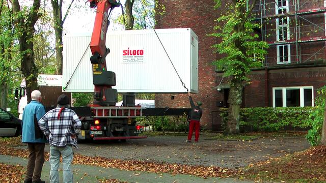Zielgruppe 55+ Aufgabe - und sobald der Container steht - ist es dann auch immer wieder einen geeigneten Bewohner für den Container zu finden, denn unser Programm ist speziell älteren Obdachlosen 55+ vorbehalten. Menschen, die es schwerer haben als jeder Andere den Winter zu überstehen ... denen wollen wir zuerst helfen ...