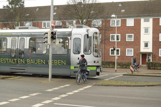 Die Ampel berücksichtigt die herannahende Stadbahn. Wer sich nach dem Fußgängersignal richtet, kann Probleme bekommen.