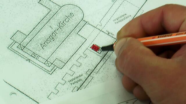 Viele der Gemeinden nämlich würden gern Wohncontainer aufstellen, wissen aber nicht wie und wo am besten damit anfangen - geht mit der Aufstellung doch mindestens auch eine Baugenehmigung einher und die ist nicht so leicht zu bekommen. Benötigt wird ein Architekt und/oder eine Bauvorlagen berechtigte Person - jemand der Bauskizzen, Lagepläne und Flurkarten entsprechend der Anforderungen des Bauamts bearbeiten und herausgeben kann und die Tücke liegt im Detail.