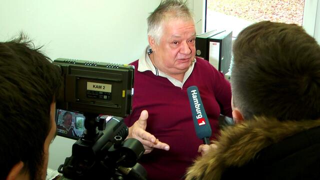 Warum die Obdachlosen uns brauchen -die Stadt wirbt gern mit freien Betten in den Notunterkünften. WARUM die Hälfte des Angebots leer steht, wird aber nicht dazu gesagt. Zwar konnte die BASFI auf Druck der Öffentlichkeit nachbessern (inzwischen gibt es auch verschließbare Schränke zur Wiederbenutzung) - nur ändert das nichts an dem Umstand gewisser Begleiterscheinungen, wie eben auch das Zusammenleben mit wildfremden Menschen auf engsten Raum, nicht jeder hält das aus.