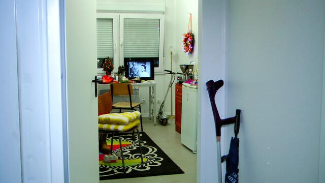 Viele Menschen in Deutschland können sich keine Wohnung leisten, wie zum Beispiel Bolle. Er ist einer von rund 2000 Obdachlosen allein in Hamburg und ging leer aus bei der Suche nach einer sicheren Bleibe. Dank vieler Menschen mit Herz hat Bolle nun die Möglichkeit in einem beheizten Wohncontainer warm und trocken zu überwintern. Hier sein Video vom Geburtstag neulich ... https://www.youtube.com/watch?v=_j1K3e6Q_mI&list=UUWbqAhkZlc-5P2_rEJtcXkg&index=14