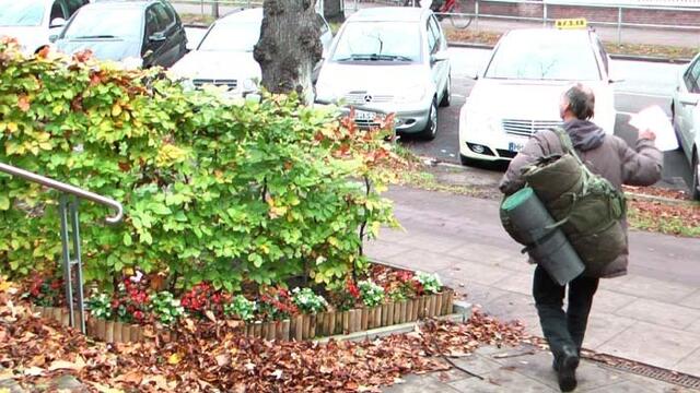 Angebot der Stadt nicht ausreichend

Jedes Jahr stellt die Stadt Wohncontainer im regulären Winternotprogramm zur Verfügung, die aber nur ein Erfrierungsschutz für die Nacht sein sollen. Das bedeutet, jeden Morgen müssen die Leute wieder raus und vor die Tür, um sich einen Tagesaufenthalt zu suchen. Bis zuletzt mit vollem Gepäck und gerade für ältere Menschen ist dieses ständige rein und raus eine kaum zu ertragende Tortur, weshalb es dringend ein ergänzendes Angebot zum städtischen Winternotprogramm brauch