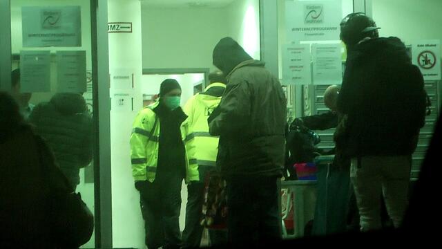 Das städtische Winternotprogramm schließt tagsüber - die Leute müssen jeden Morgen in die Kälte vor die Tür und dürfen erst Abends wieder rein und was wir suchen, sind echte Härtefälle - die das so nicht länger aushalten. Die wollen wir unterbringen und das ist uns auch gelungen.