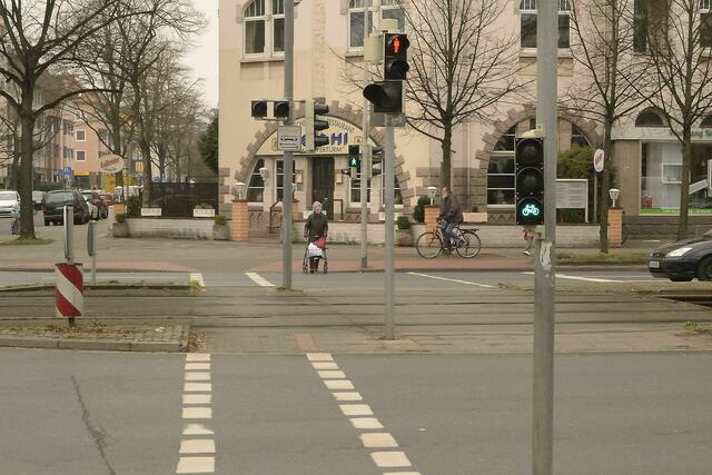 Das Radfahrersignal gilt hier für beide Hälften der Kreuzung