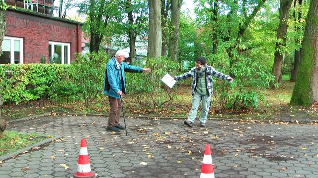 Unterschied zur Stadt
 
In der Regel können Kirchengemeinden sich auch dem städtischen System anschließen. Jedes Jahr verschickt die BASFI Werbeschreiben zur Aufstellung von Wohncontainern an die Gemeinden, doch mehr als die Aufstellung des Containers wird seitens der Stadt nicht geleistet.