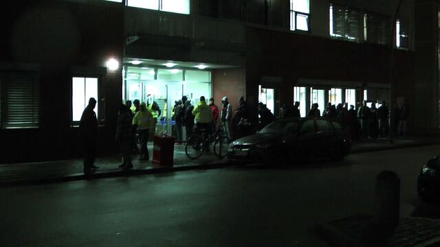 Furcht vor Zuständen in Massenunterkünften - Menschen wie "Bolle" zum Beispiel, die sich vor den Zuständen in den Notunterkünften fürchten, bleibt am Ende nur die Straße. Erst letztes Jahr ist am Rödingsmarkt ein Rumäne erfroren und gleich war das Geschrei groß: "Wie konnte das nur passieren" - dabei hätte JEDER der Väter dieser Stadt diesen Menschen helfen können, mit nur ein klein wenig mehr Geld zur Schaffung menschenwürdiger Alternativen - ist das so unmöglich?