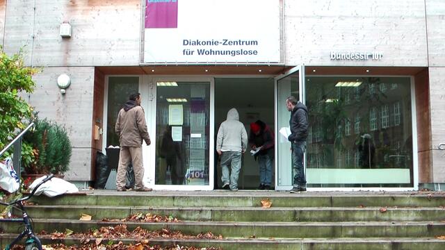 Einzelcontainer

Jedes Jahr am 1. November werden von der TAS (Diakoniezentrum in der Bundesstrasse 101) die Wohncontainer-Plätze in den Kirchengemeinden vergeben. Das sind meist so um die 80 Plätze - und viele der Bewerber gehen am Ende leer aus, weil es mehr Nachfrage als Angebot gibt.