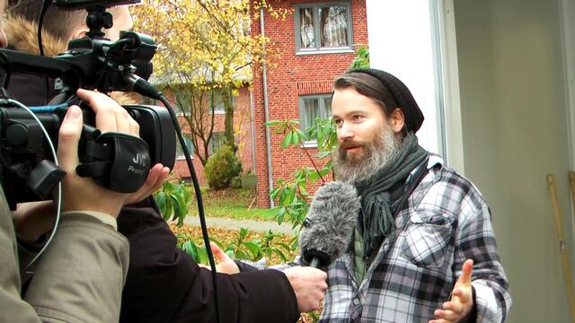 Bolle raucht nicht
 
Bolle zum Beispiel ist Nichtraucher. Für ihn war das PikAs eine Qual. "Absichtlich haben die geraucht, um mich zu ärgern", klagt er und auf den Zimmer-Boden hätten die Leute dann auch noch "uriniert", für ihn das Ende - er hielt das nicht aus. "Selbst dran Schuld"? - könnte die Stadt nun sagen und auf die Disziplin-Defizite der Insassen verweisen. Doch damit machen die Betreiber dieser Programme es sich zu leicht ...