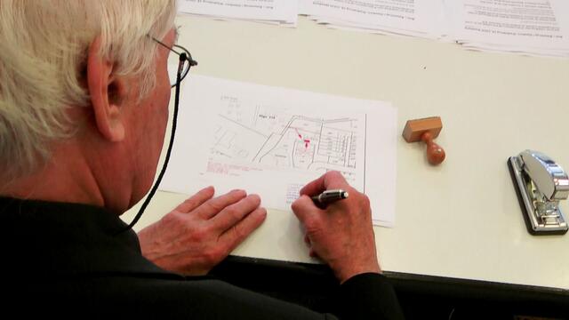 Großen Dank an die Architekten Martin und Adrian, die das Projekt mit unterstützt haben. Ohne sie wäre das alles nicht möglich gewesen. Solche Container gelten nämlich als "fliegende Bauten" und sind genehmigungspflicht, auch wenn man sie auf privaten Grund und Boden errichtet. Hier eine Anleitung zum Nachbauen: https://www.facebook.com/notes/max-bryan/-der-container-steht-/2083647914986446/