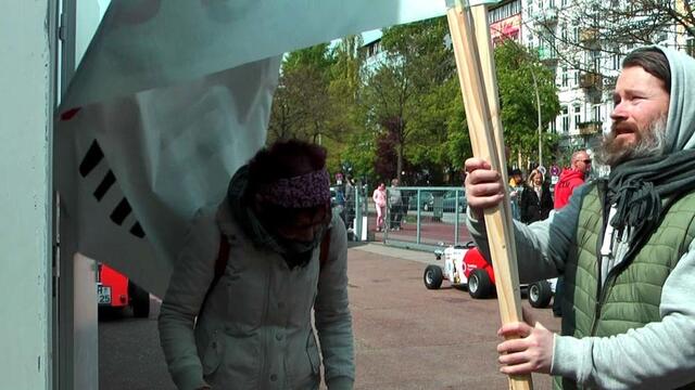 Nicht selten muss das Wohnen erst ganz neu wieder erlent werden und so eine Zeit im Container kann ein erster Schritt sein - ein Gefühl wieder dafür zu bekommen, wie es sich anfühlt in einem richtigen Bett zu schlafen. Eine Art Zwischenstation also, ein Brückenschlag auf dem Weg zurück in ein Leben fern der Straße.

https://www.facebook.com/groups/HamburgerObdachlose/permalink/524084084609117/