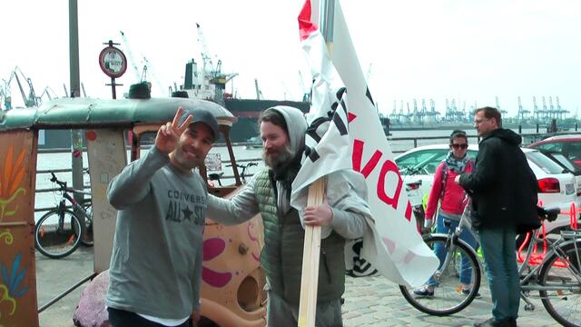 \\\ "DU SIEHST die Dinge und fragst WARUM? Doch ich träume von Dingen und sage: WARUM NICHT? /// (George Bernhard Shaw) https://www.facebook.com/notes/max-bryan/-wohncontainer-f%C3%BCr-obdachlose-aufstellen-/2085240018160569/
In diesem Sinne, Danke an alle Freunde und Unterstützer"
Max Bryan
2.4.2018
www.hamburger-obdachlose.de