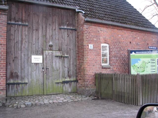 Österlich präsentierte sich die Eingangstür im Freilichtmuseum-Mueß