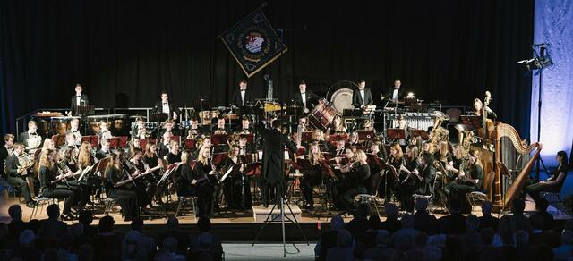 Die Bläserphilharmonie der Stadtkapelle Wertingen unter der Leitung von Tobias Schmid tischte den zahlreichen Besuchern ein mächtiges Konzert auf.