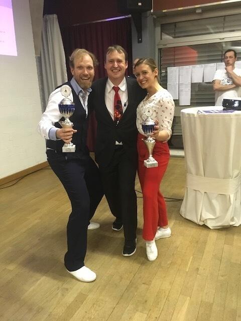 Die strahlenden Sieger der Main Class B Eva-Maria Liebl und Mark Bennewitz mit ihrem Trainer Thomas Adler | Foto: Thomas Adler