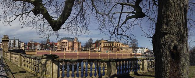 Panoramabild Alter Garten: Vom Burggarten bietet sich die Aussicht (von links) auf das Kollegiengebäude, das Alte Palais, den Dom, das Staatstheater und das Staatliche Museum. Foto: Helmut Kuzina