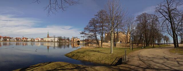Panoramabild Burgsee: Sichtachse vom Schlossgarten auf die Silhouette der Altstadt und auf das Schloss. Foto: Helmut Kuzina